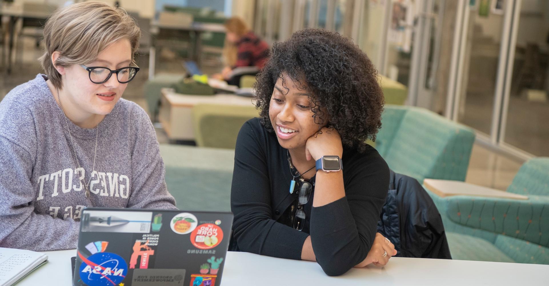 An Agnes Scott Summit advisor having a conversation with a student.